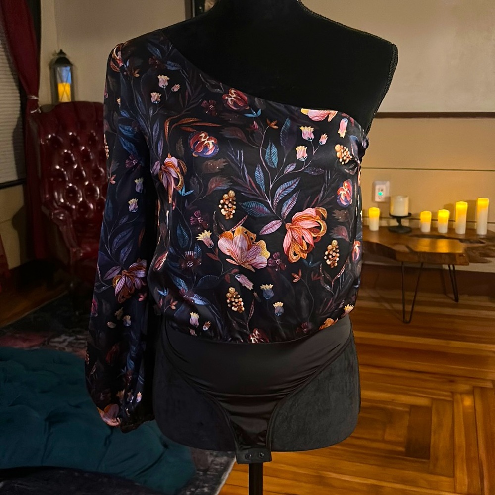 NWT! Dressy Casual Bebe Satin Floral Balloon Long Sleeve Bodysuit